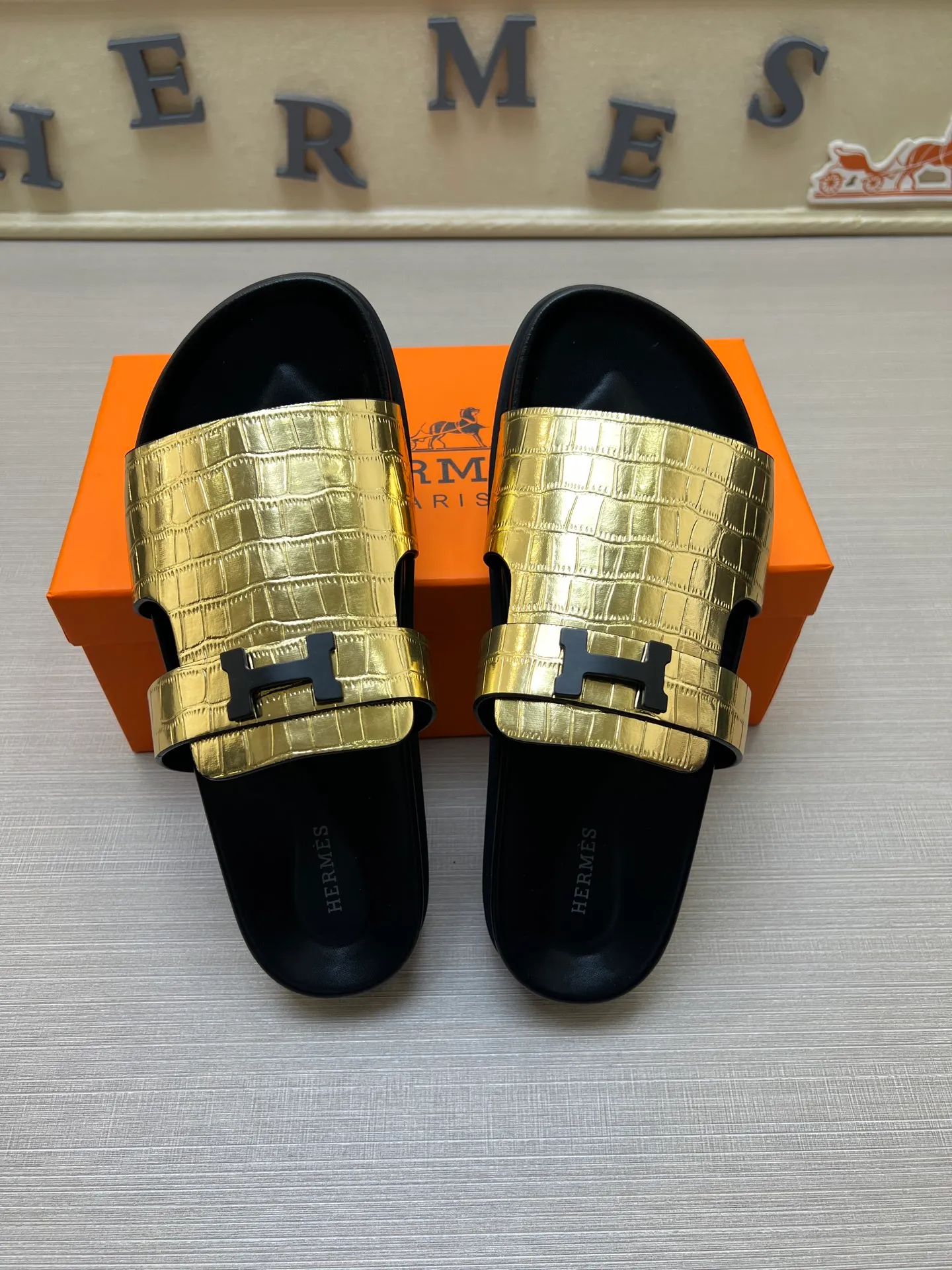 [H Family Hermès] P: 360💰 Size: 38-45 Hermes Men’s Kazimir Slippers - 2025 Summer New Hermès Same as the original version, with colored cowhide surface + rubber combined sole, handmade by master-level craftsmen! ❥High-end customization, exclusive products, the highest version in the industry.